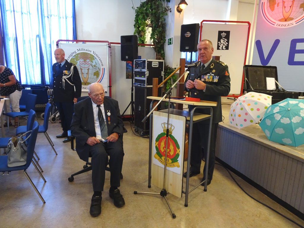 Luitenant-generaal van Griensveld spreekt de heer van Dijk toe en speldt hem het Mobilisatie-Oorlogskruis op
